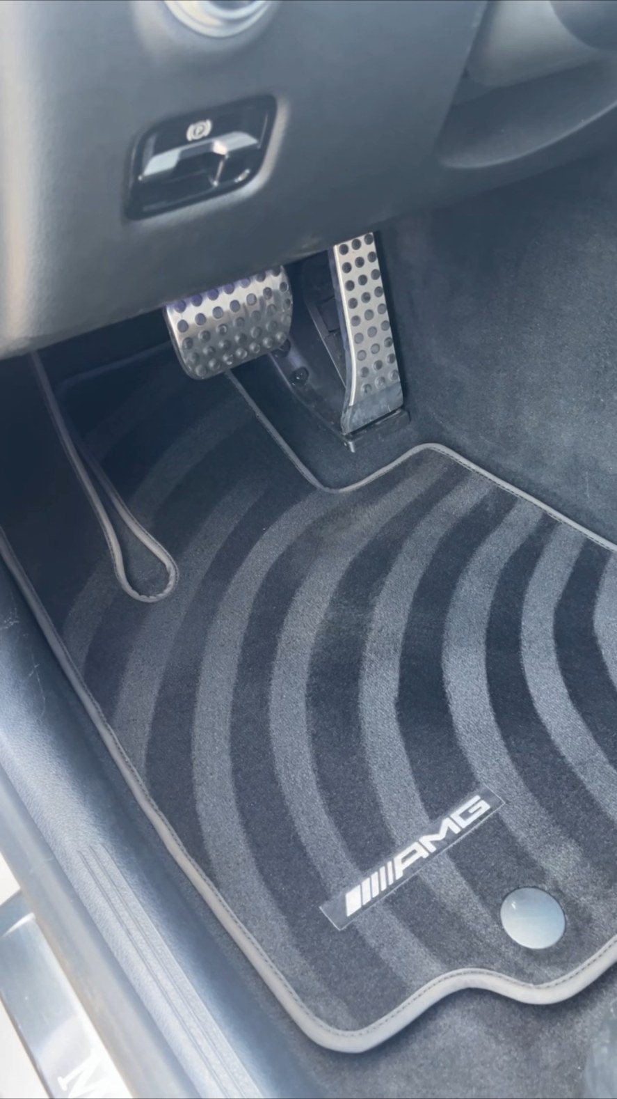 Mercedes AMG voetmat gereinigd
